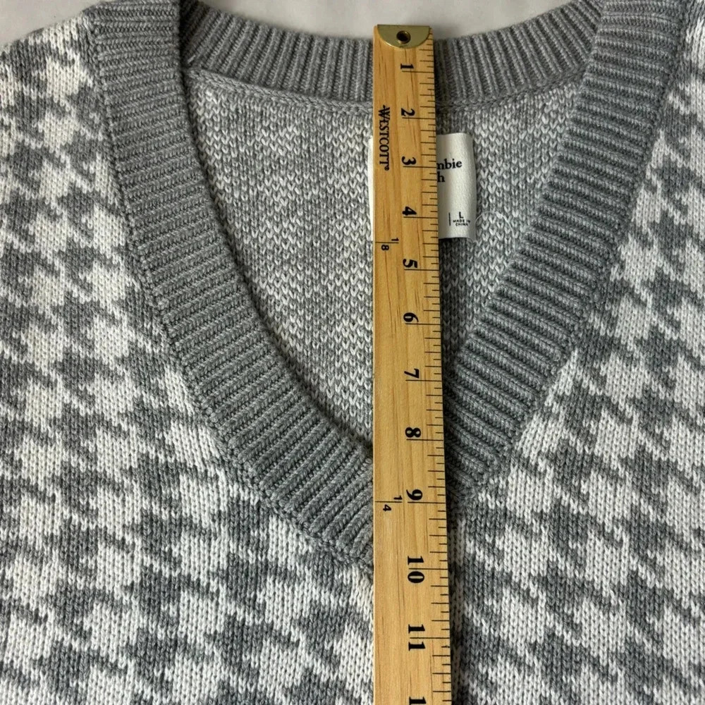 Abercrombie & Fitch Gray and White Houndstooth V-Neck Sweater Vest - Picture 10 of 10